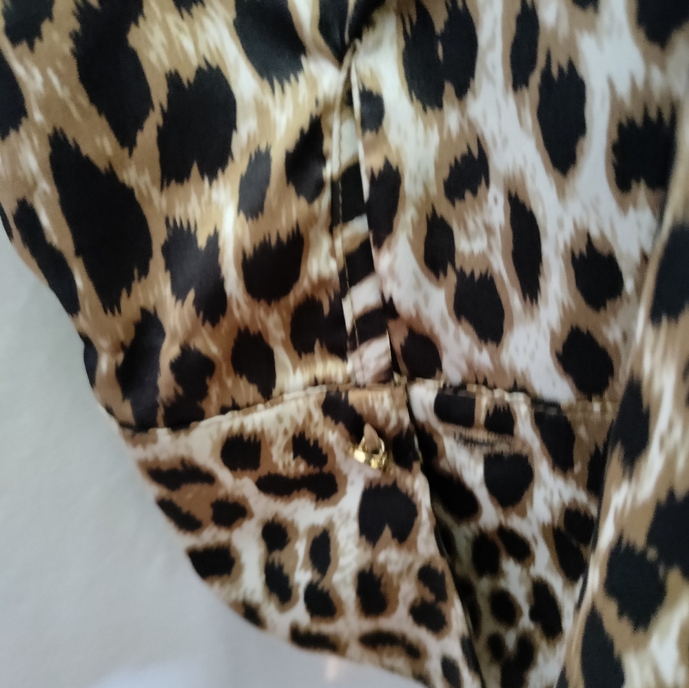 Cato's Cream and Brown Leopard Print Button Down Shirt Size XL Pre-owned. - Picture 7 of 8